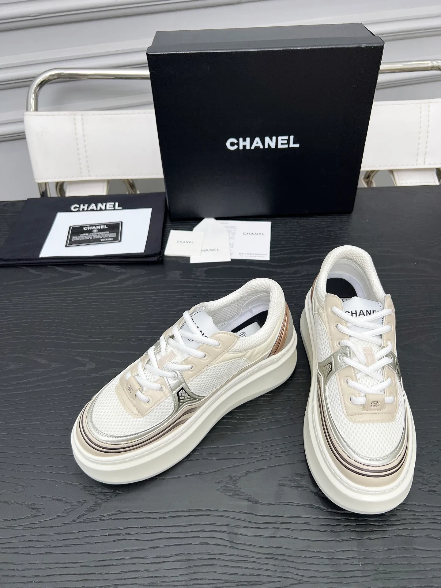 💕💕Factory direct selling price p640💕💕 chanel 2025 resort series latest casual sports shoes silver white, gold white, silver gray, black and red! Incomparably beautiful and easy to wear, very light, the lining is also super soft, super comfortable, the upper is breathable, the color is high-end and durable, versatile. Upper: cowhide and cloth stitching. Inner: breathable mesh. Original foam combination outsole. Size: 35-40.